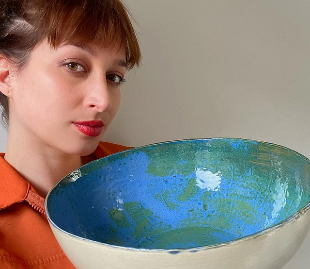 Reninca Van den Broeck met keramische kom