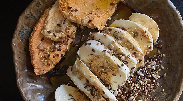 Keramisch bord met eten - tijdloze uitstraling
