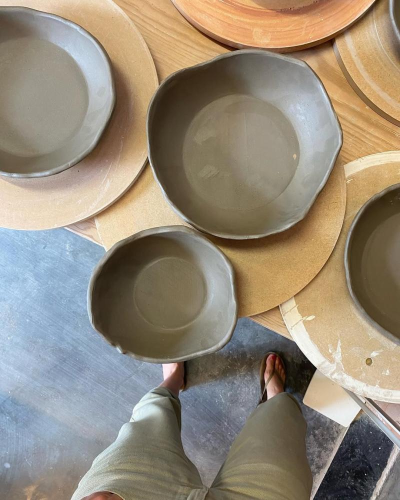 Keramiek workshop ClayBreak - klei borden en kommen in het atelier